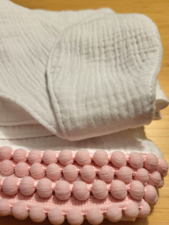 Balta muslīna sedziņa, dāvanā dvielis