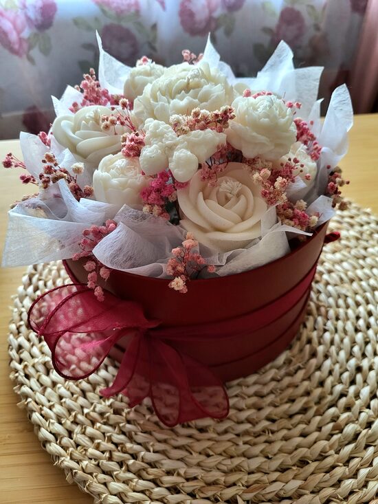 Baltas krāsas sveču dekors