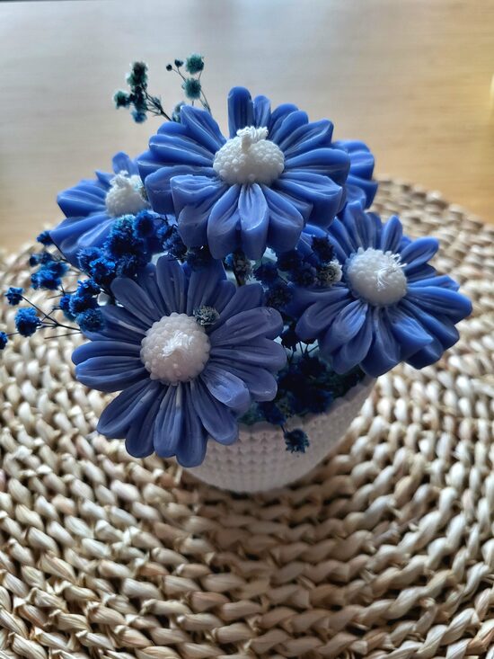 Zilas krāsas sveču dekors